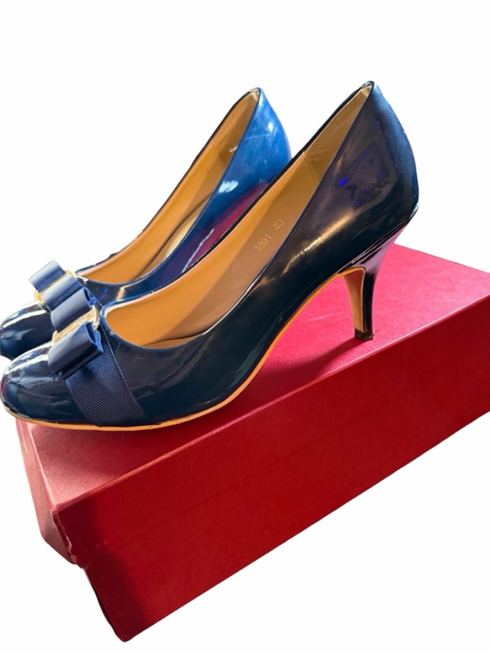 Salvatore Ferragamo Vara Navy Patent Leather Bow Pumps - Size 40 w/ Box - Picture 2 of 4